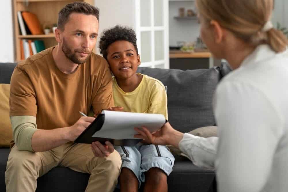 psicóloga hablando con padre e hijo