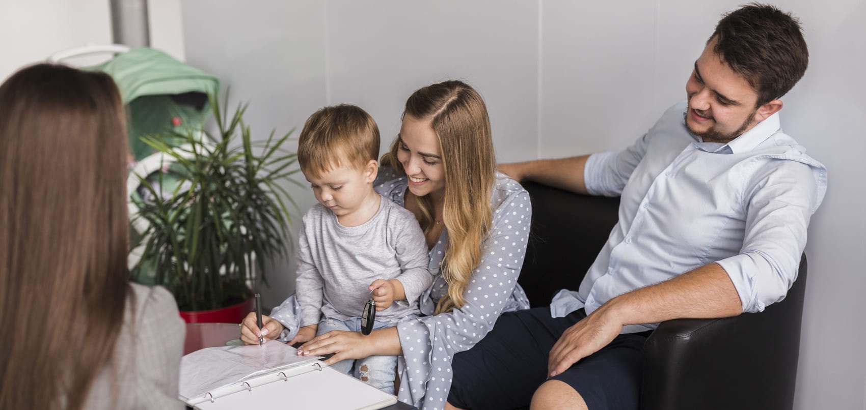 niño con padres y psicóloga