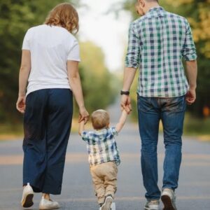 pareja andando con un nino