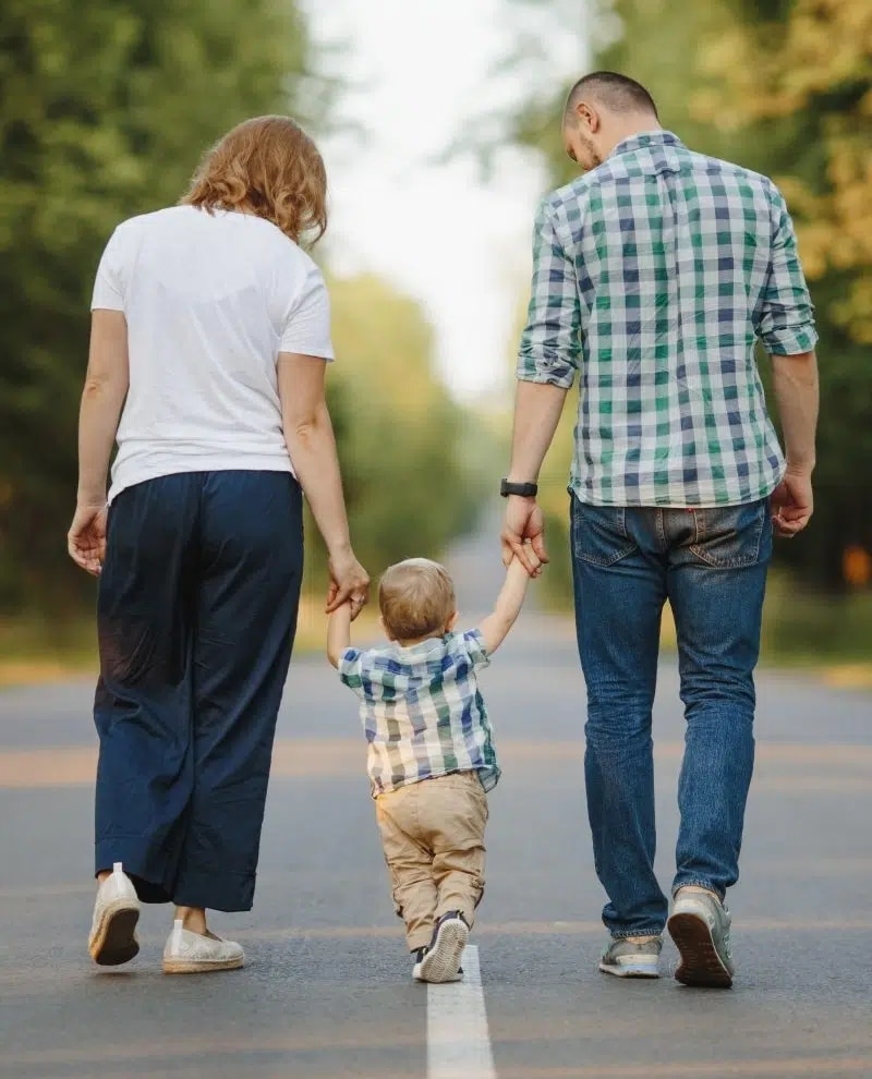 pareja andando con un nino