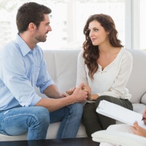 pareja en el psicologo sentada en un sofa